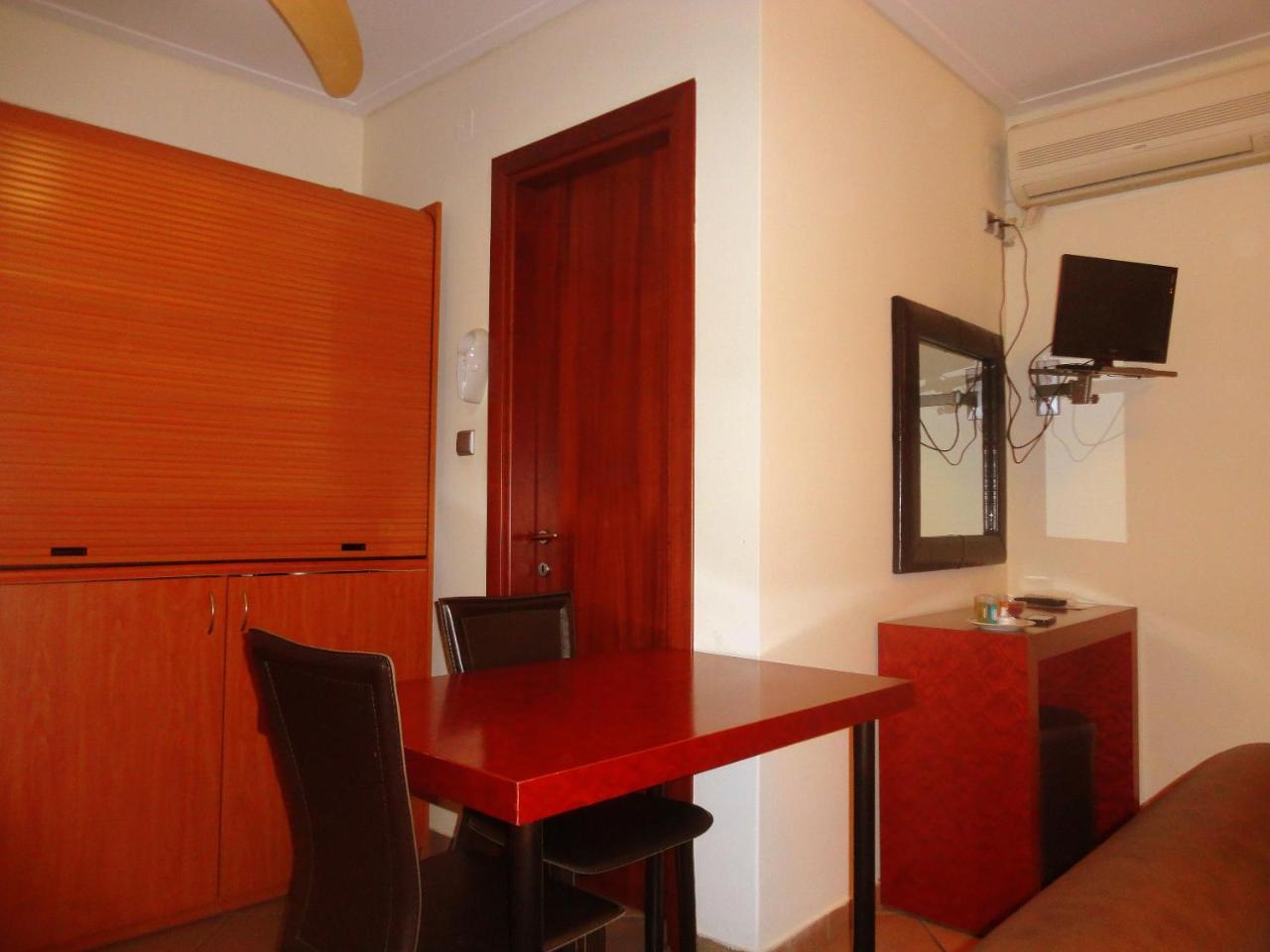 Lirio Guest House Makrakómi エクステリア 写真