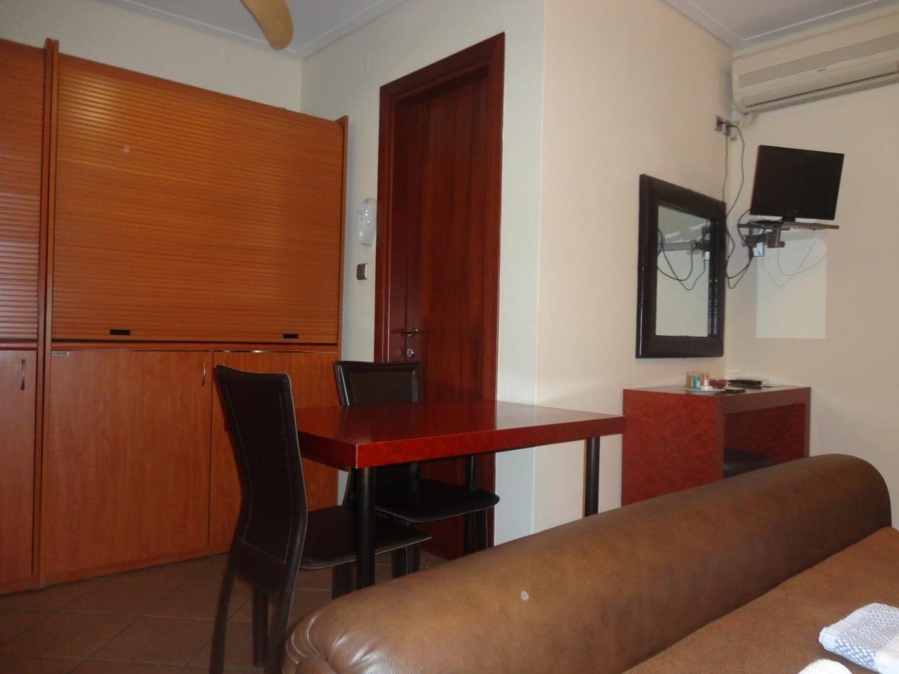 Lirio Guest House Makrakómi エクステリア 写真