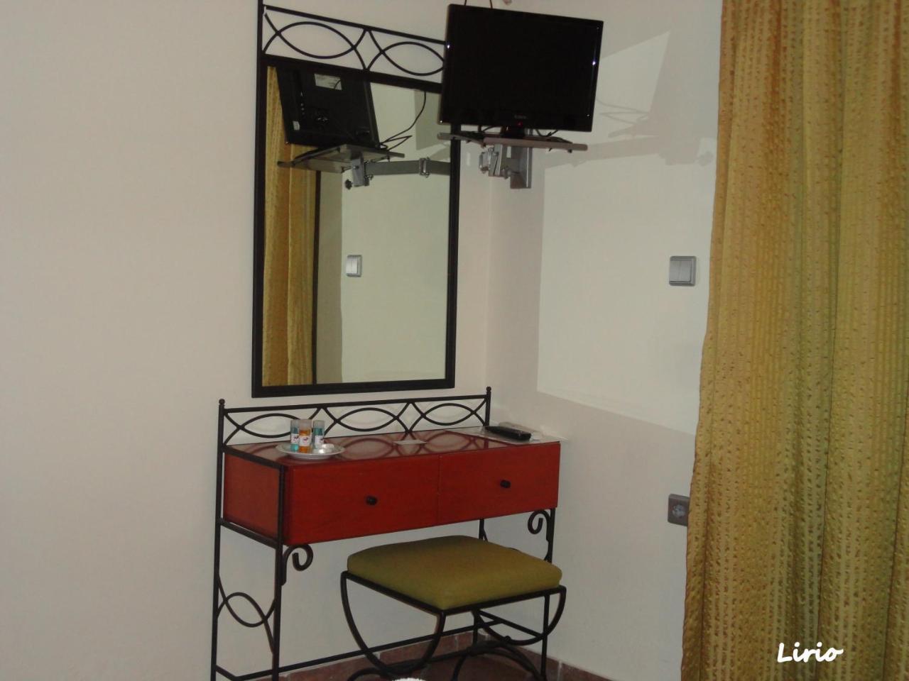 Lirio Guest House Makrakómi エクステリア 写真