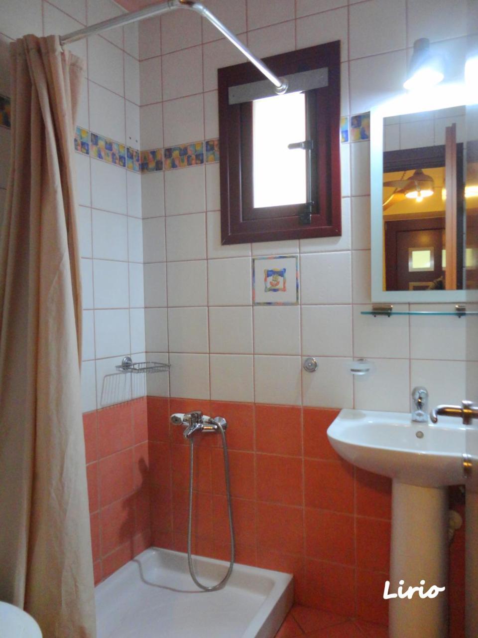Lirio Guest House Makrakómi エクステリア 写真